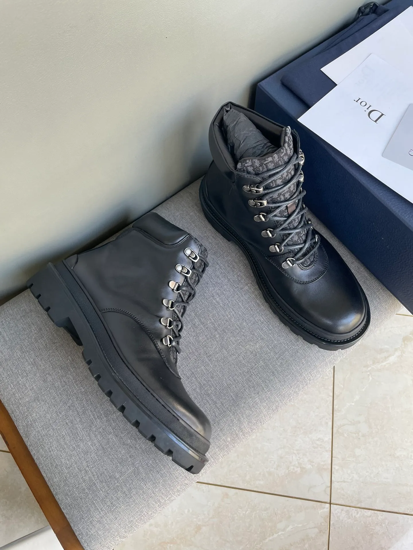 [DIOR] Top P: 1000💰 Number of yards: 39~44 (38.45 custom-made, non-refundable) Dior Dior~ Winter series, original 1:1 development Casual men's leather shoes Heavy investment, shoes and boots are made of imported cowhide + imported Dior special fabric Not easy to deform black cowhide lining Dior large hardware inlay Original TPU vacuum outsole, black cowhide Black open edge beads Military green suede Black suede Khaki suede leather is crafted by a large factory, and the perfect product is only prepared for you who know your taste! Any comparisons are welcome.